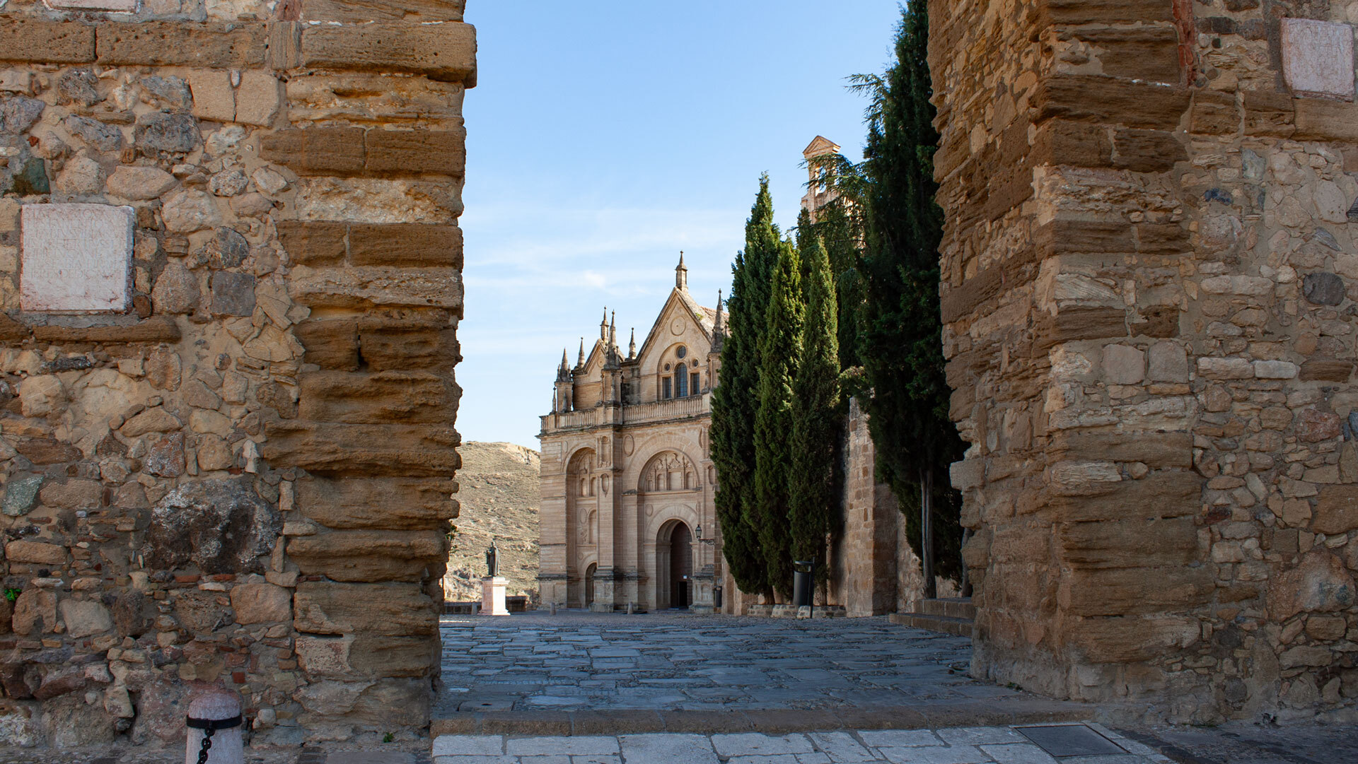 Blick auf die Stiftskirche Real Collegiata de Santa Maria La Mayor durch den Arco de los Gigantes