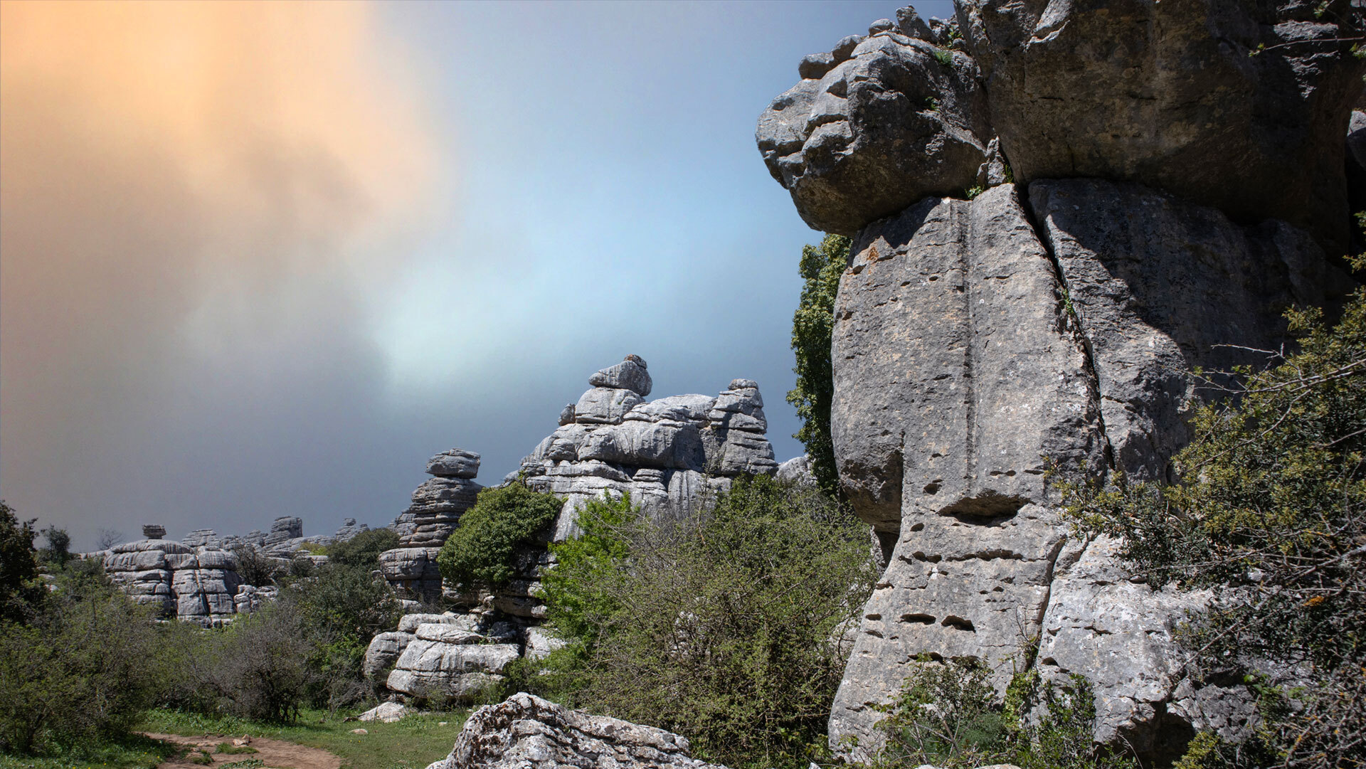 Wasser sickert nach Regenfällen ins Karstgestein des EL Torcal de Antequera
