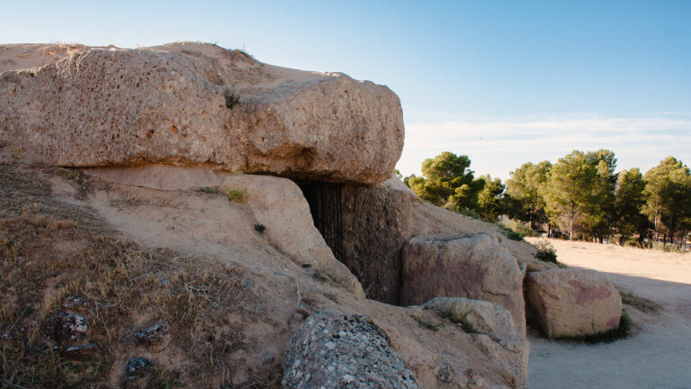 Der Zugang zum Dolmen von Menga – das monumentale Portal eines 5.000 Jahre alten Grabmals