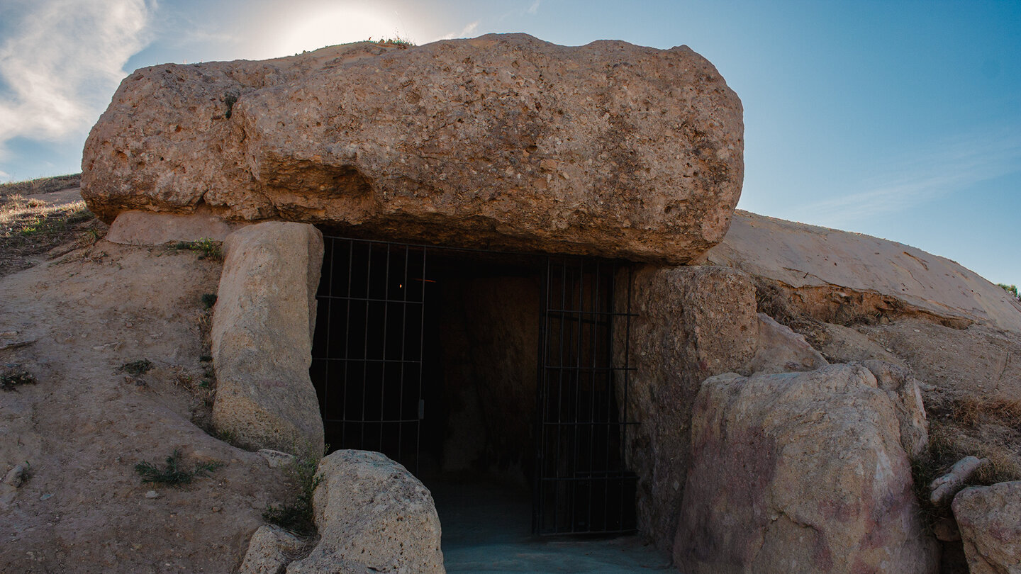 Der Dolmen de Menga bei Antequera – Außenansicht des Megalithgrabs, das im Mittelalter zur „Höhle der Menga" wurde