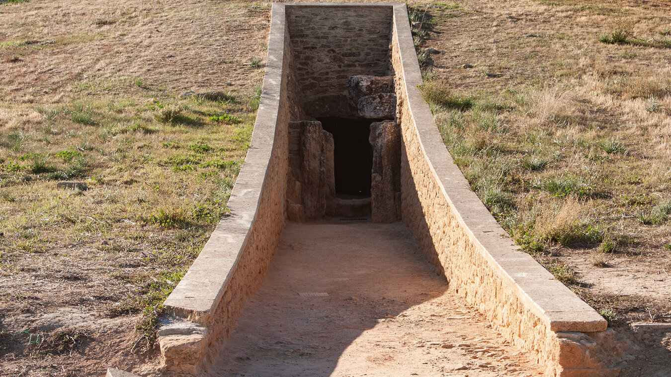 Eingang des Dolmen de Viera von Osten – der Blick durch den Korridor folgt der aufgehenden Sonne