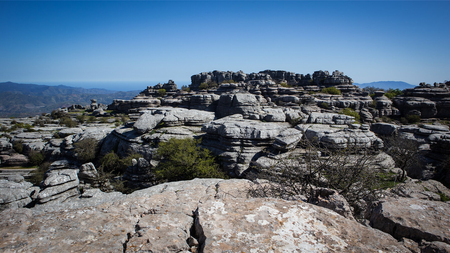 Ausblick auf die typischen Felsformationen des El Torcal de Antequera – Belohnung nach dem Aufstieg