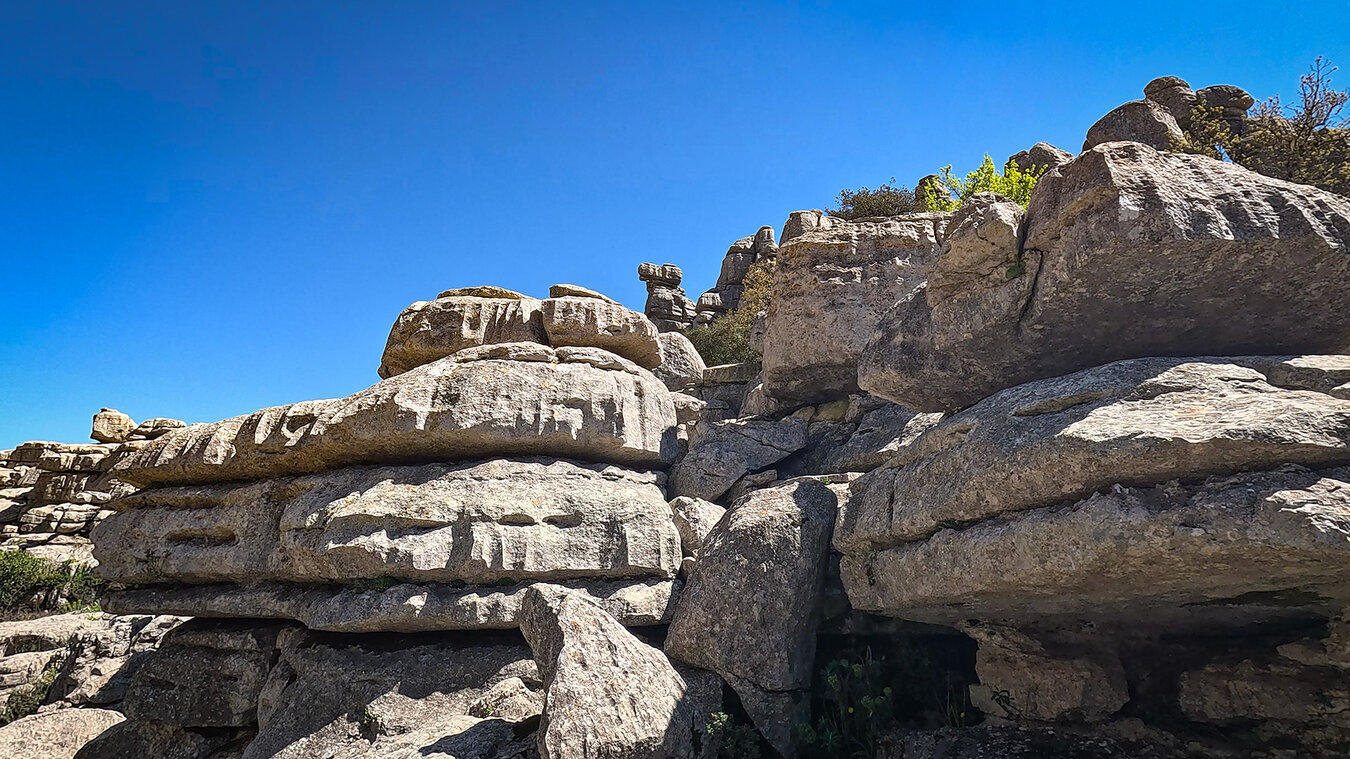 Die Kalksteinschichtungen im El Torcal zeigen Spuren der Erosion – ablesbare Geologie aus 200 Millionen Jahren