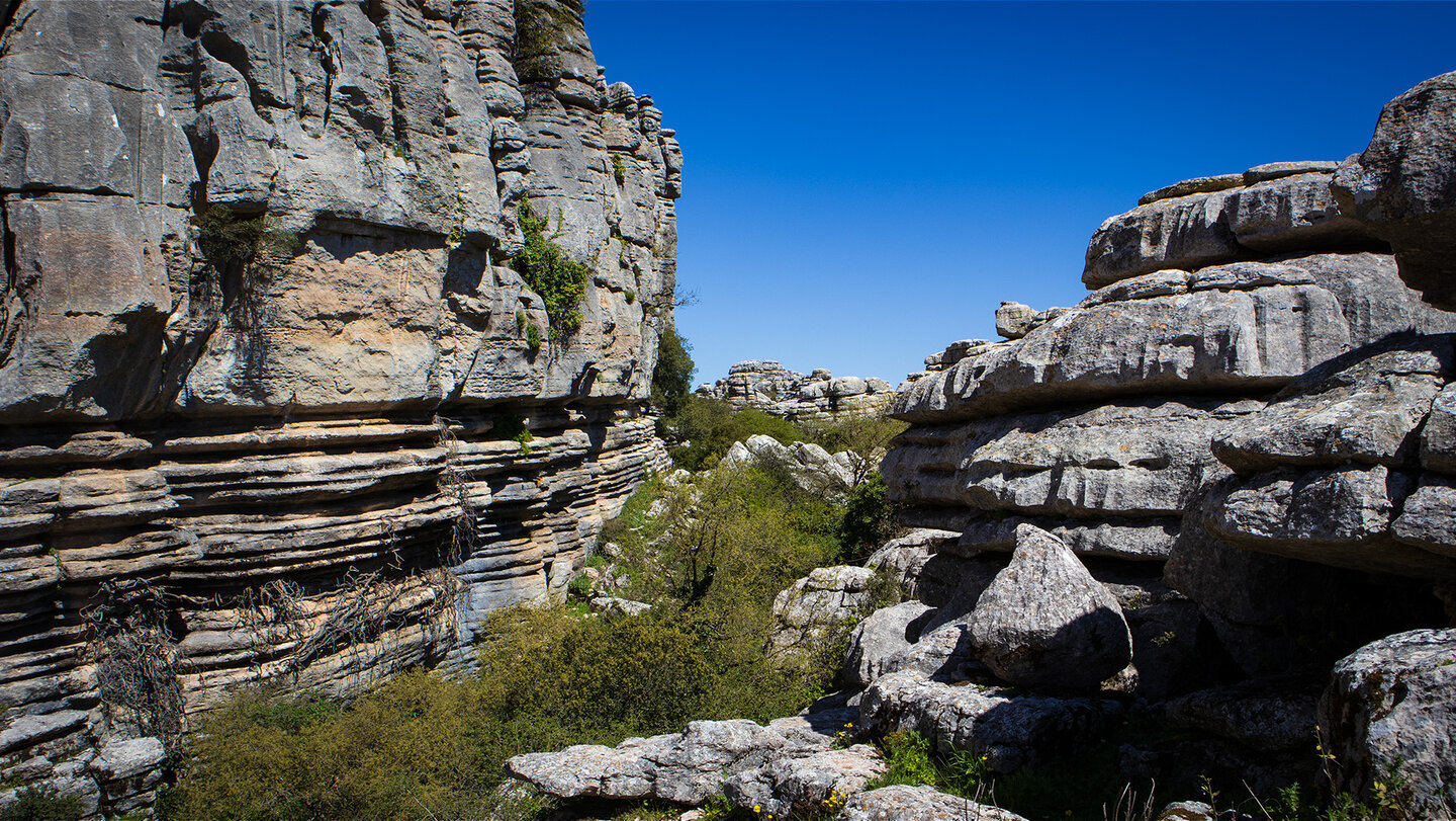 beeindruckende Felsschlucht mit der Felsformation Las Catedrales im Torcal de Antequera