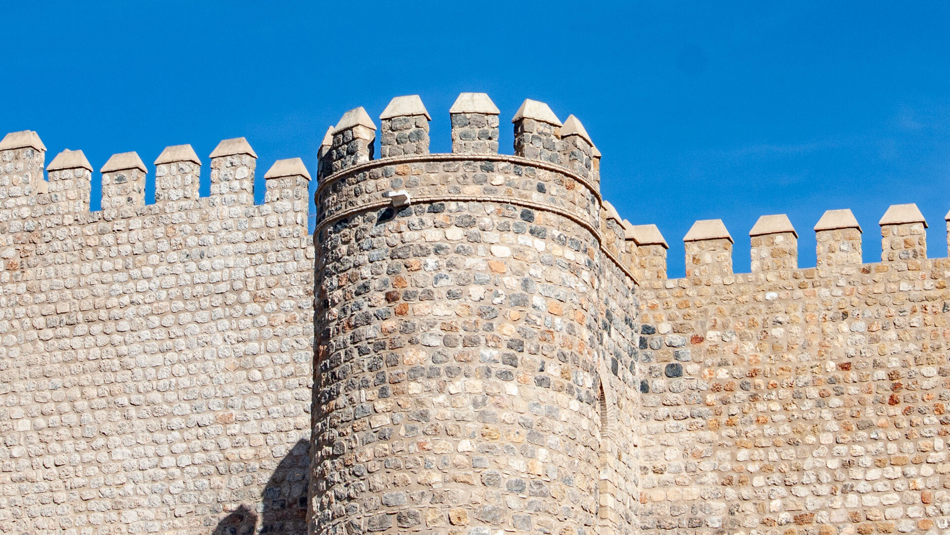 Die Festungsmauern der Alcazaba de Antequera – Zeugnis maurischer Baukunst aus dem 14. Jahrhundert<br>„/></span><figcaption class=