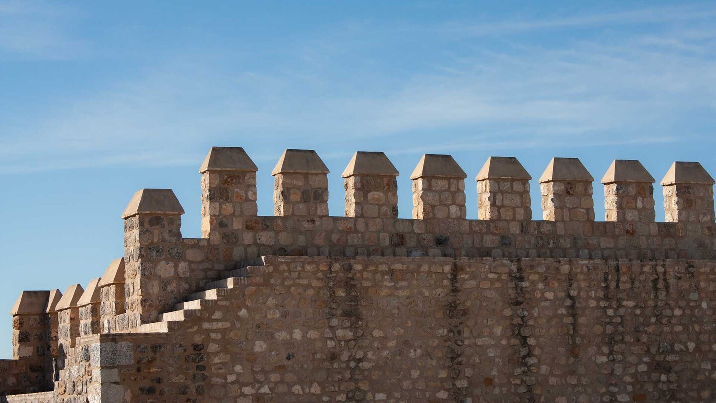 Die Festungsmauern der Alcazaba von Antequera – Schauplatz der historischen Belagerung 1410, in der die Legende verankert ist