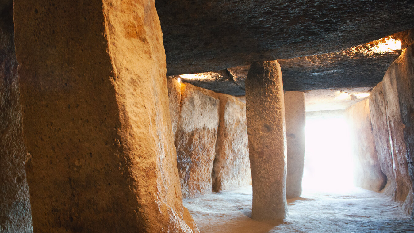 Das Innere des Menga-Dolmens – hier soll der Sage nach die aussätzige Frau Margarita gelebt haben