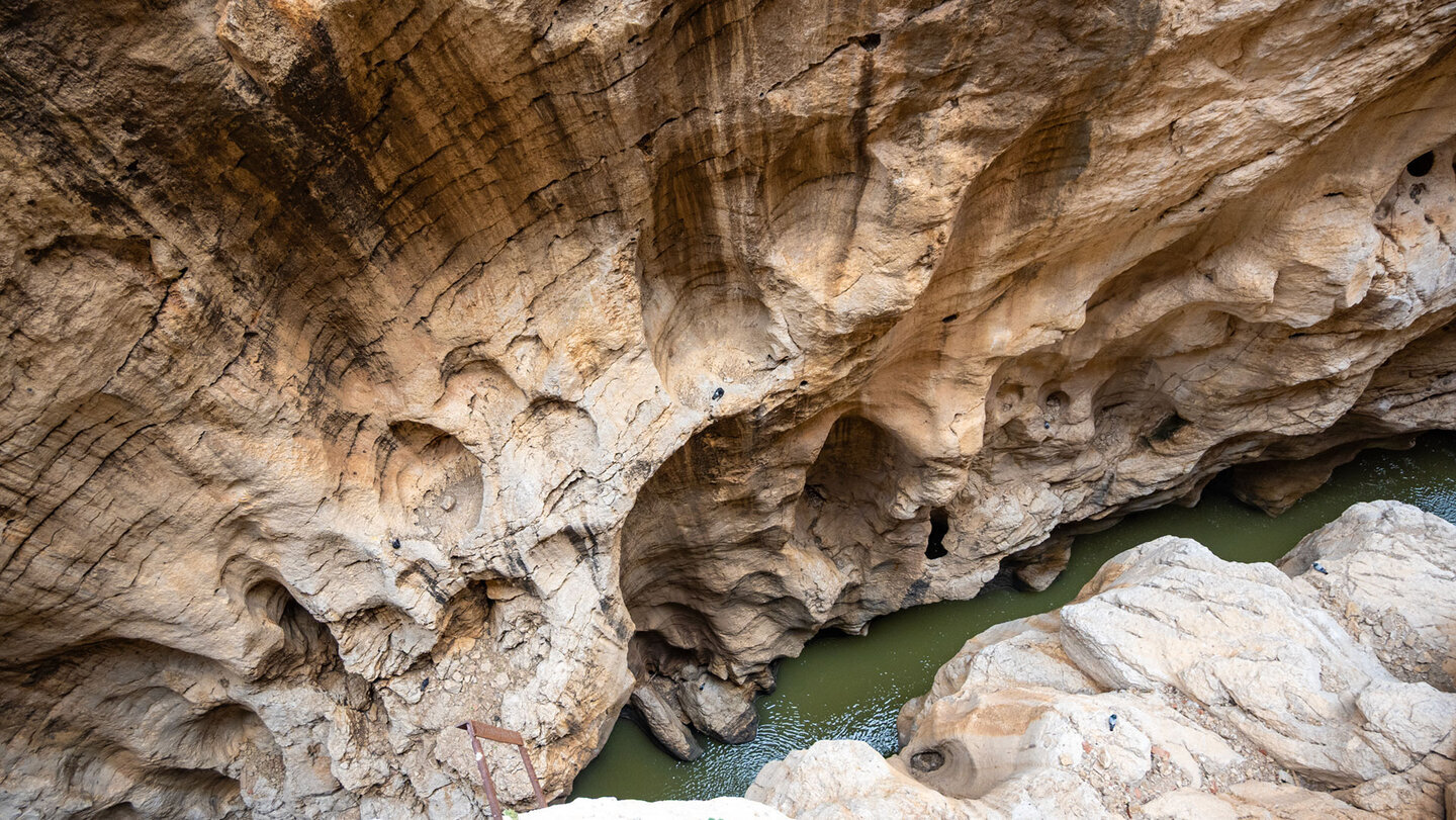 Höhlen, Rinnen und natürliche Mulden in der Gaitanejo-Schlucht