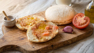 Mollete de Antequera — ein flaches, weiches Weizenbrötchen, das in keinem andalusischen Frühstück fehlen darf
