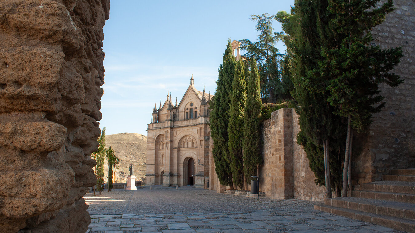 Die Real Collegiata de Santa Maria La Mayor durch den Arco de los Gigantes