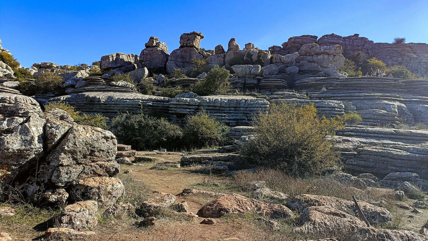 <em>Schichtgestein im Karstgebirge El Torcal de Antequera</em>„/></span><figcaption class=