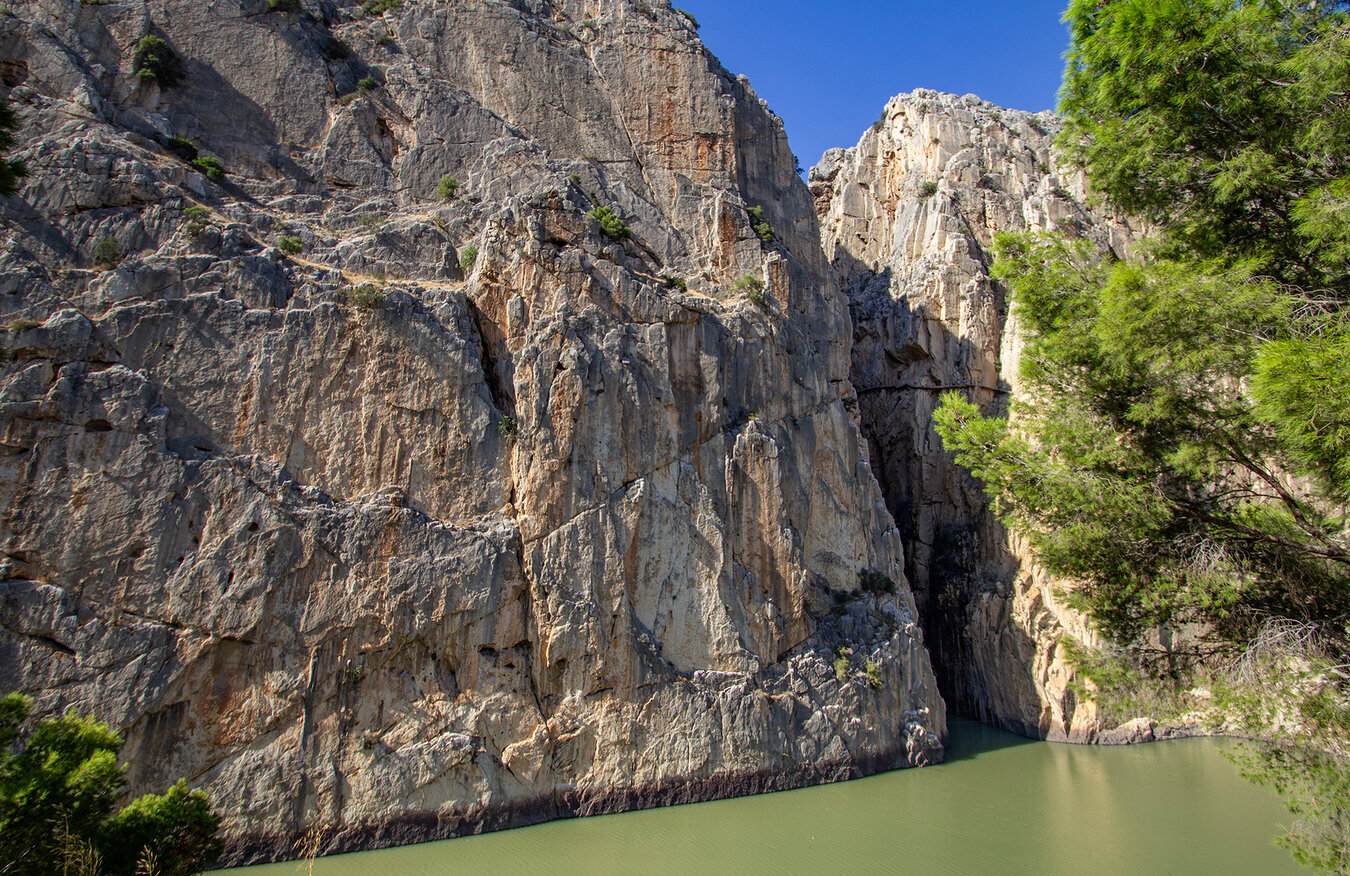 Der Stausee von El Chorro vor steil abfallenden Felswänden