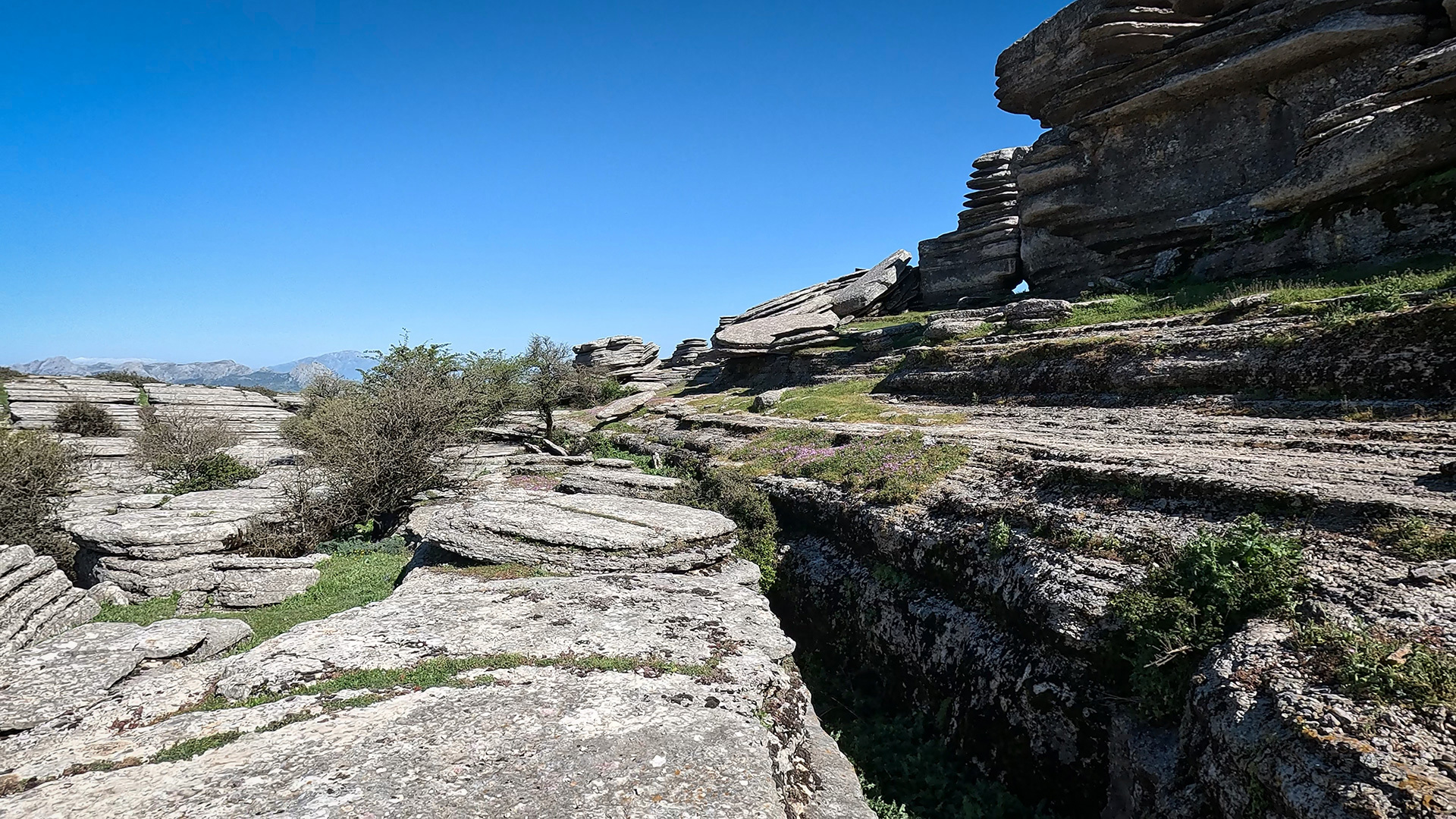 Sedimentschichtungen und Spalten im El Torcal de Antequera