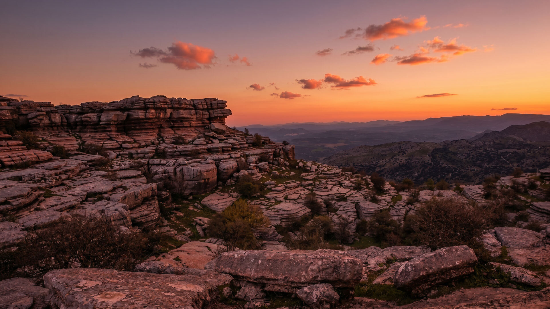 Bei heißen Temperaturen im Sommer bieten sich Sonnenuntergangstouren in El Torcal de Antequera an