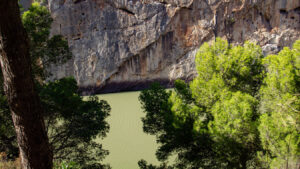 der Stausee von El Chorro vor steil abfallenden Felswänden